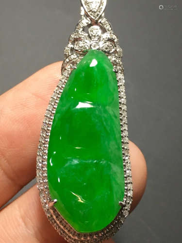 A GREEN JADEITE CARVED BEAN SHAPE PENDANT