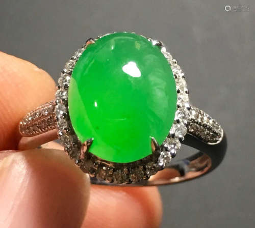 A GREEN JADEITE CARVED CIRCLE SHAPE RING