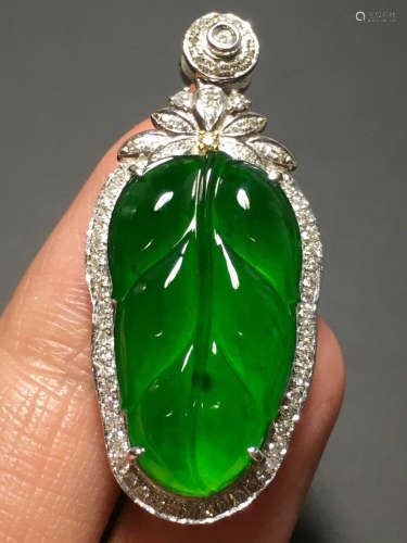 A GREEN JADEITE CARVED   LEAF PENDANT