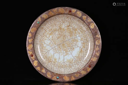 A KILN FLOWERS CARVED PLATE WITH GILT SLIVER-PAINTED DESIGN