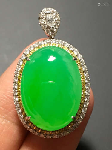 A GREEN JADEITE CARVED CIRCLE SHAPE PENDANT