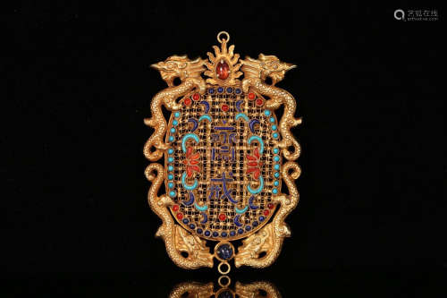 A GOLD PENDANT WITH TURQUOISE STONE,AGATE AND LAPIS LAZULI EMBEDED