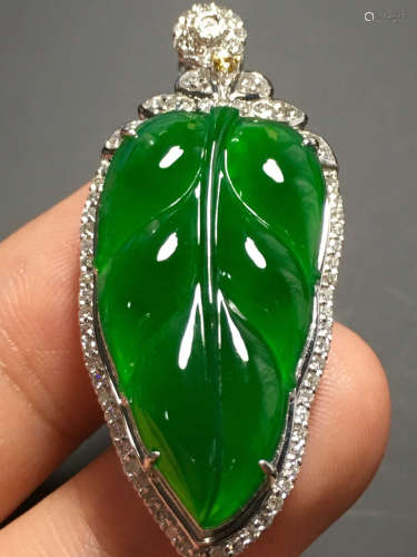 A GREEN JADEITE CARVED LEAF PENDANT