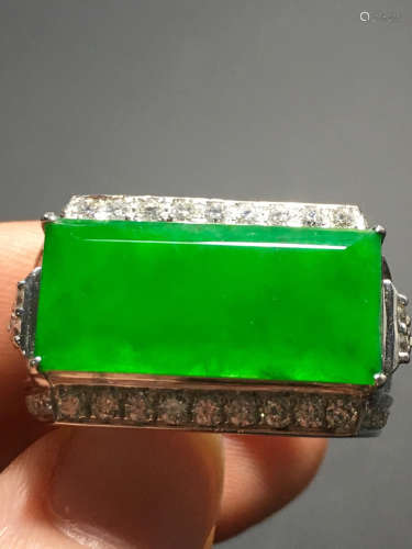 A GREEN JADEITE CARVED  HORSE SADDLE RING