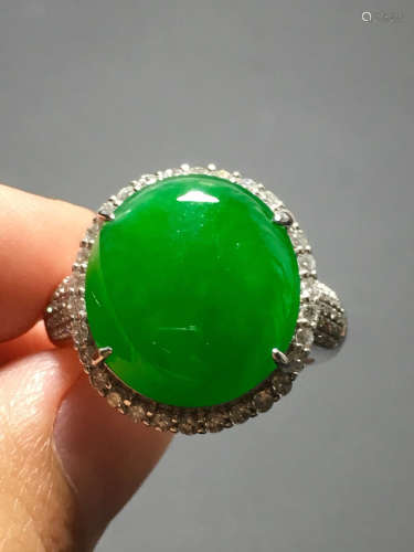 A GREEN JADEITE CARVED CIRCLE SHAPE RING