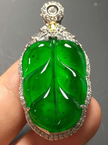 A GREEN JADEITE CARVED  LEAF PENDANT