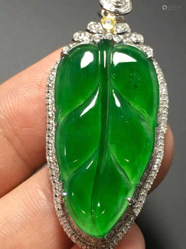 A GREEN JADEITE CARVED LEAF PENDANT