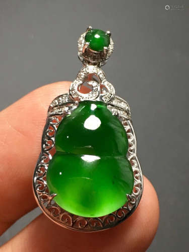 A GREEN JADEITE CARVED GOURD PENDANT