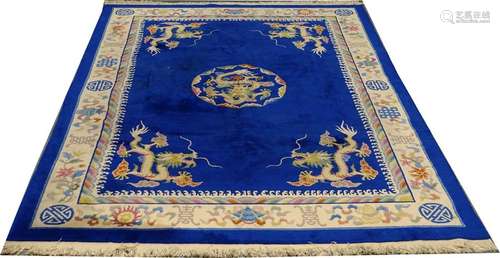 Tapis Chine. Le fond bleu présente cinq dragons so…