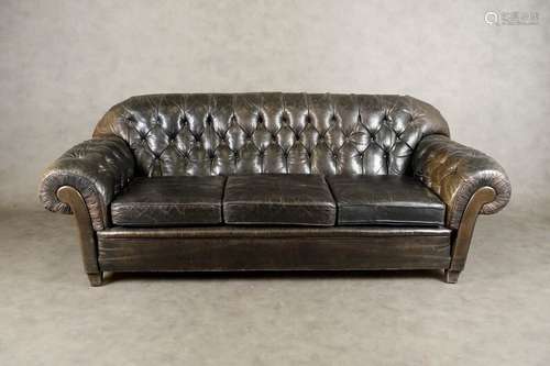 Canapé Chesterfield. A trois places. Garni de cuir…