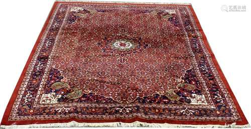 Tapis Bidjar. Fond rouge à décor d'hératis. Ecoinç…