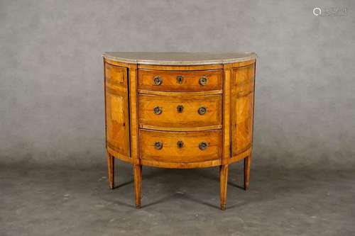 Commode Demi Lune. La face ouvre par deux portes e…