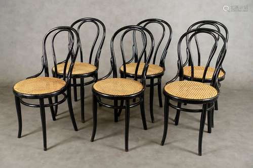 Suite de six Chaises. Assises circulaires tendues …