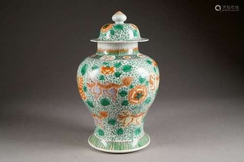 Potiche couverte. Porcelaine de Chine de la Famill…