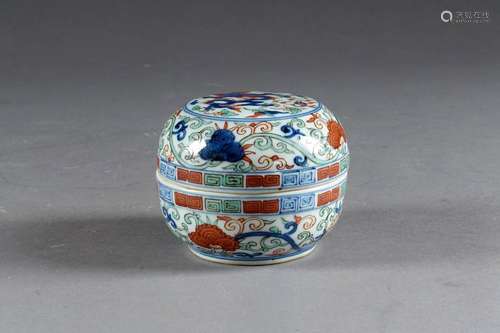 Boîte ronde. Porcelaine de Chine à émaux wucai à d…