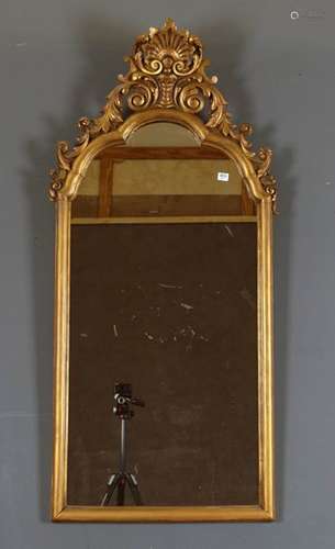 Miroir de Cheminée. Rehaussé d'un fronton feuillé …