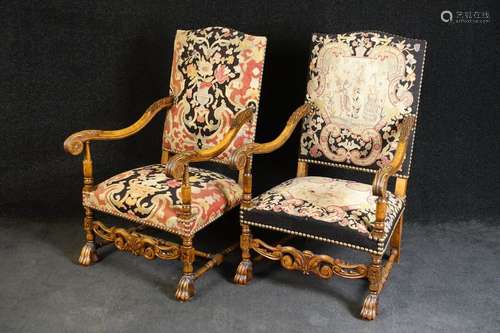 Paire de Fauteuils des Style Louis XIV. Dossiers l…