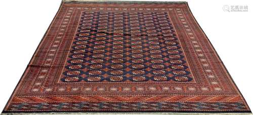 Tapis Pakistan. A six rangs de médaillons posés su…