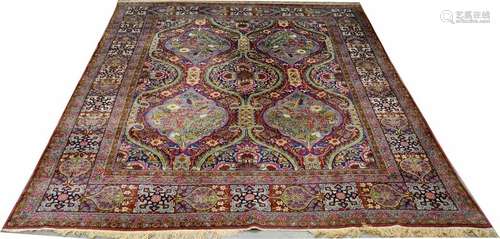 Tapis Kirman. Le fond, rouge, présente des médaill…