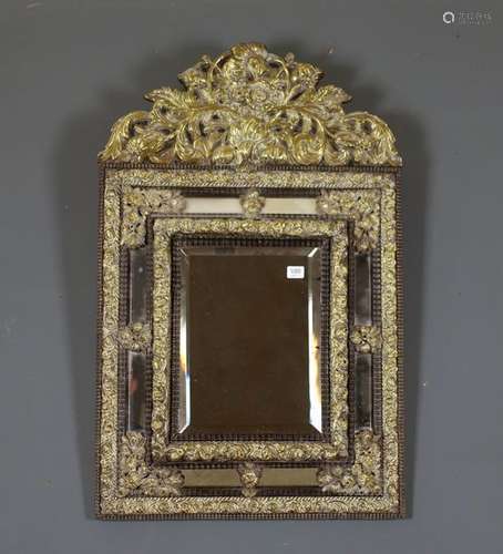 Miroir de Style Louis XIV. Fronton entièrement orn…