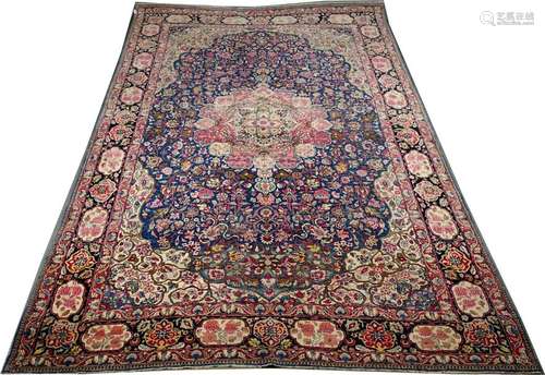 Tapis Kirman. Médaillon polylobé posé sur un fond …