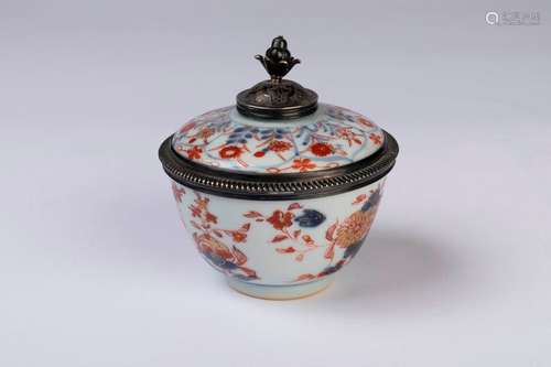 CHINE. POT couvert en porcelaine à décor Imari. La…