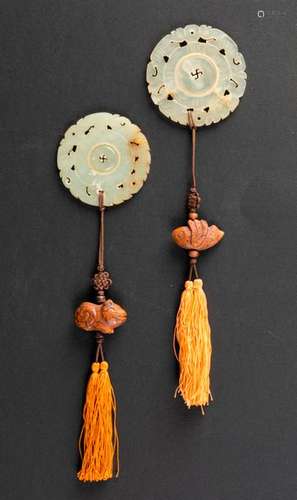 CHINE. Deux AMULETTES circulaires en jade blanc sc…