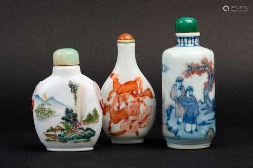 CHINE. Lot de 3 TABATIÈRES en porcelaine. L'une à …