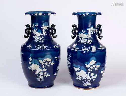 CHINE. Paire de VASES en porcelaine à décor floral…