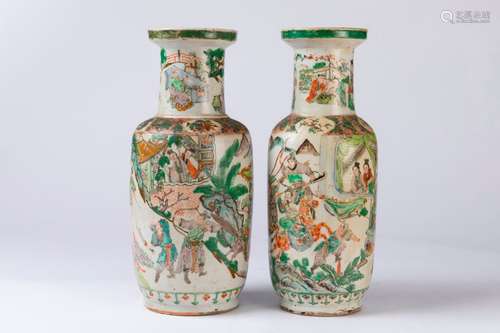 CHINE. Deux VASES en porcelaine à décor en émaux d…