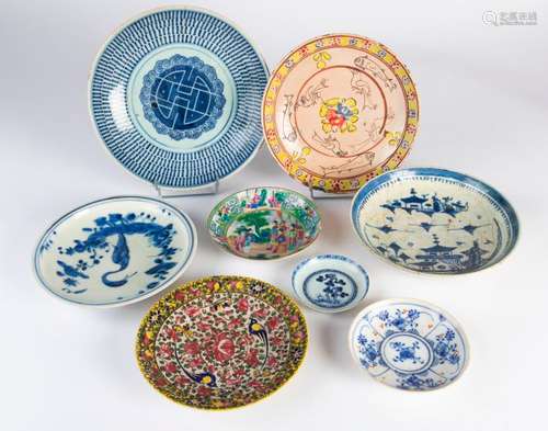 CHINE. Lot comprenant 7 ASSIETTES et COUPES en por…