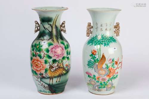 CHINE. Deux VASES en décor polychrome de volatiles…