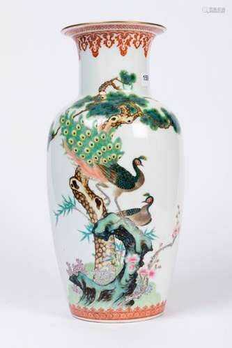 CHINE. VASE en porcelaine à décor polychrome de pa…