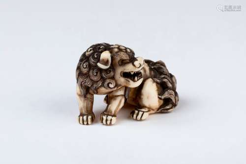 JAPON. NETSUKE en ivoire sculpté, gravé et patiné …