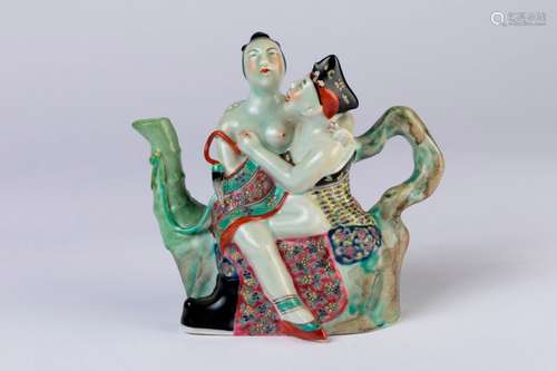 CHINE. THÉIÈRE en porcelaine à décor polychrome, p…