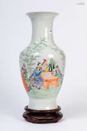 CHINE. VASE balustre en porcelaine à décor polychr…