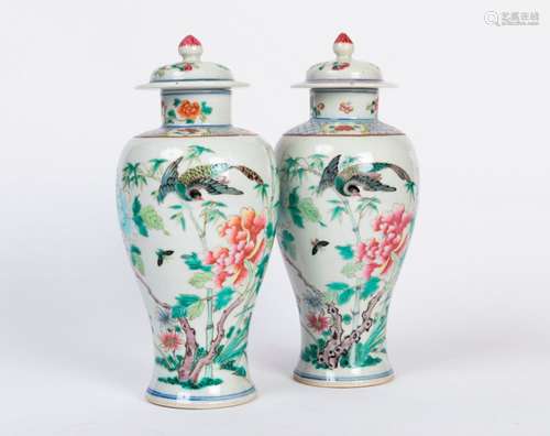 CHINE. Paire de petits VASES balustres couverts en…