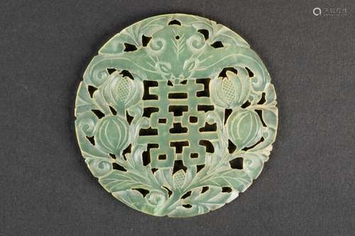 CHINE. AMULETTE ronde en jade blanc sculpté et gra…