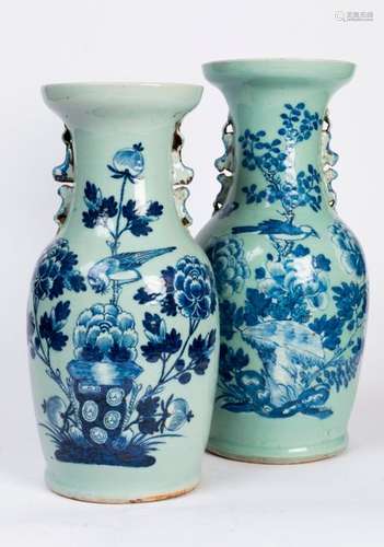 CHINE. Paire de VASES en porcelaine à décor bleu b…