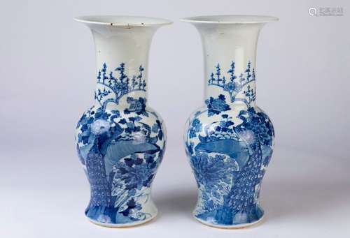 CHINE. Paire de VASES en porcelaine à décor bleu b…