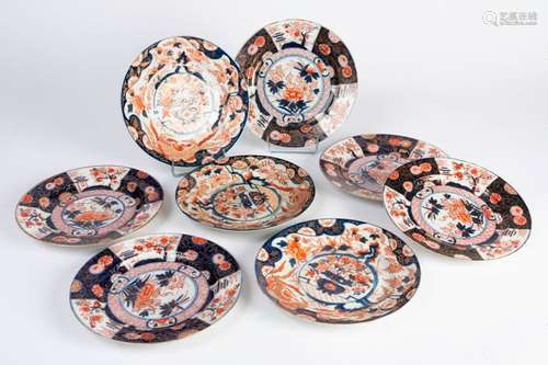 CHINE et JAPON. Suite de huit ASSIETTES en porcela…