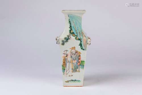 CHINE. VASE de section carrée en porcelaine à déco…