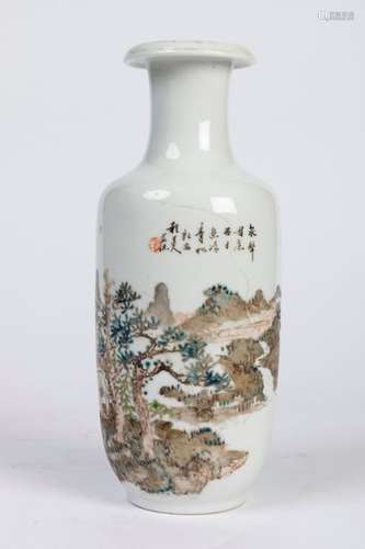 CHINE. VASE en porcelaine à décor polychrome d'un …