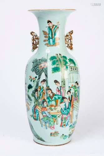 CHINE. VASE en porcelaine à décor polychrome d'une…