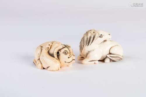 JAPON. Lot de deux NETSUKE zoomorphes en ivoire sc…