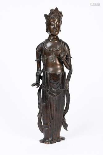 CHINE. BODDHISATTVA debout, bronze à patine sombre…