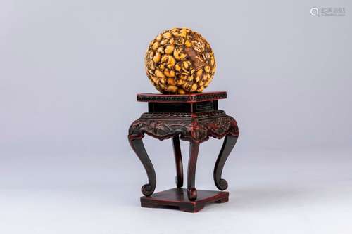 JAPON. BOULE en ivoire sculpté, gravé et patiné fi…