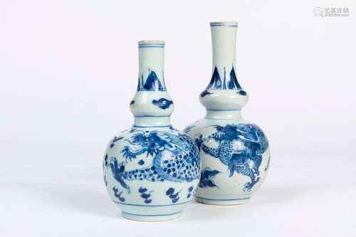 CHINE. Deux VASES double gourde en porcelaine à dé…