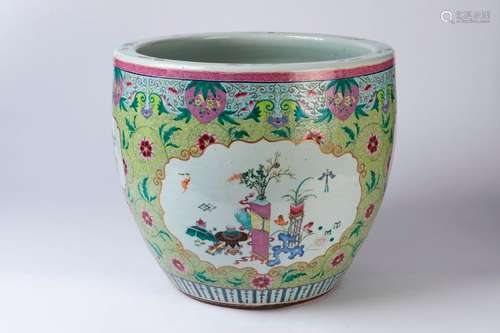 CHINE. CACHE POT en porcelaine à décor polychrome …