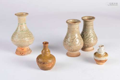 CHINE. Lot de cinq VASES balsutres en céramique pa…